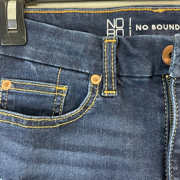 No Boundaries Distressed High-Waisted Denim Shorts With Frayed Hem Size 5 - Picture 5 of 10
